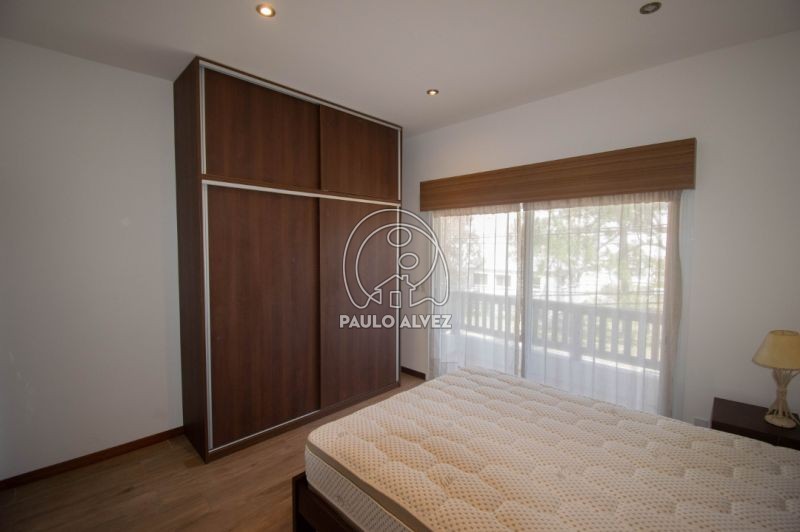 dormitorio con balcon