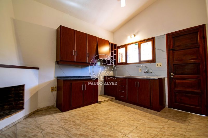Cocina con mueble bajo mesada