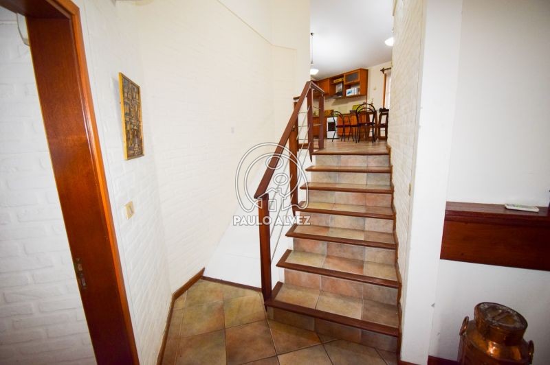 Escalera a cocina-comedor 