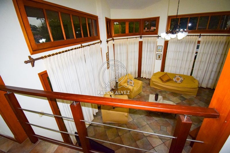 Vista al living desde segunda planta 