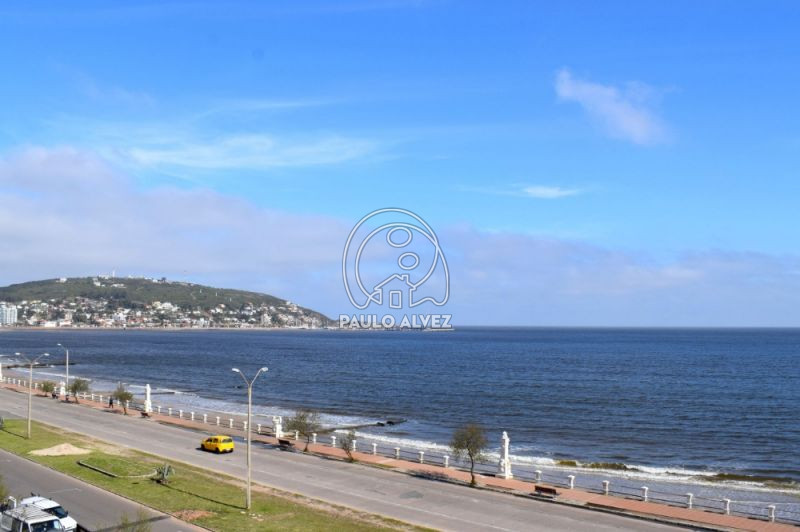 Vista al puerto y el cerro