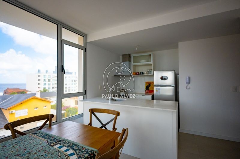 Cocina equipada con muebles 