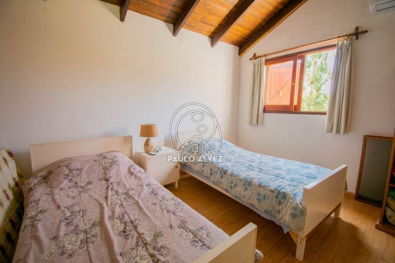 Dormitorio con aire acondicionado