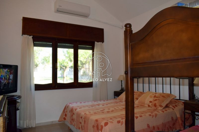 Dormitorio con aire acondicionado