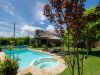 Piscina con jacuzzi