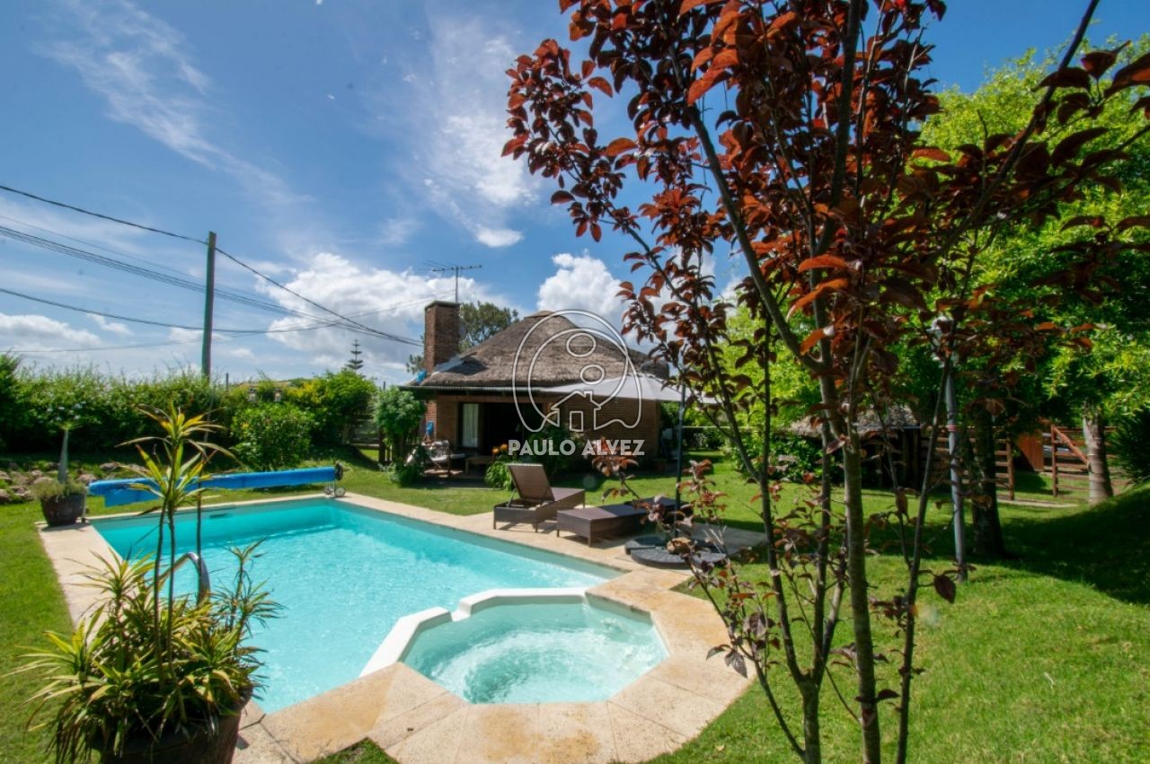 Piscina con jacuzzi