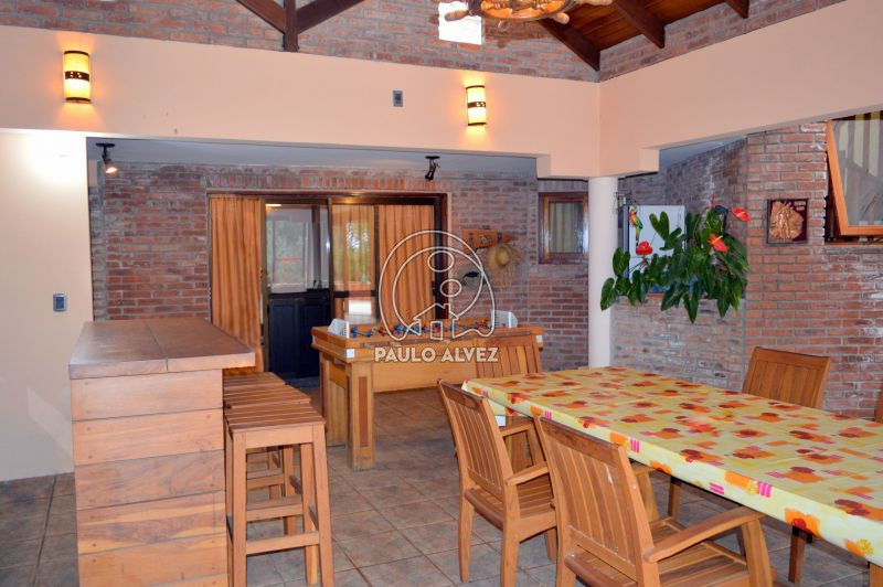 Conectada con estar, cocina, cochera y patio