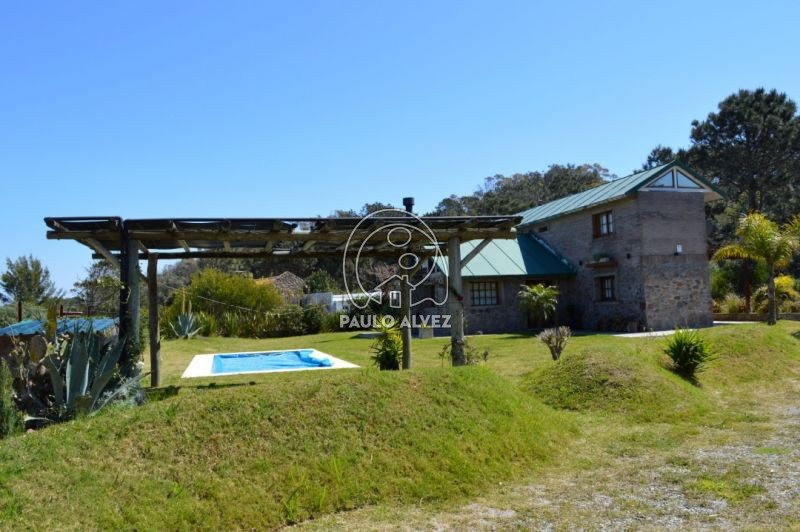 Jardín con piscina