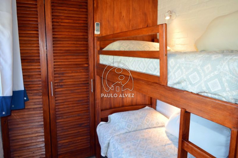 Dormitorio con aire acondicionado