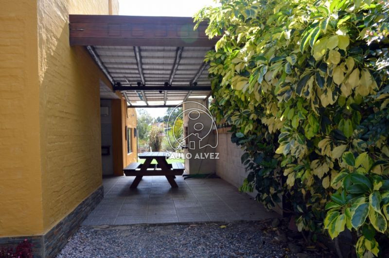 Acceso al parrillero