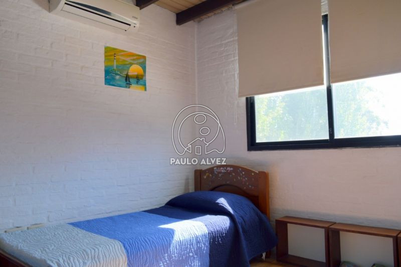 Dormitorio con aire acondicionado