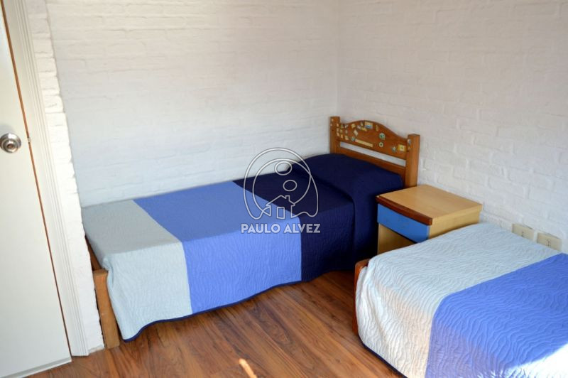 Dormitorio con aire acondicionado