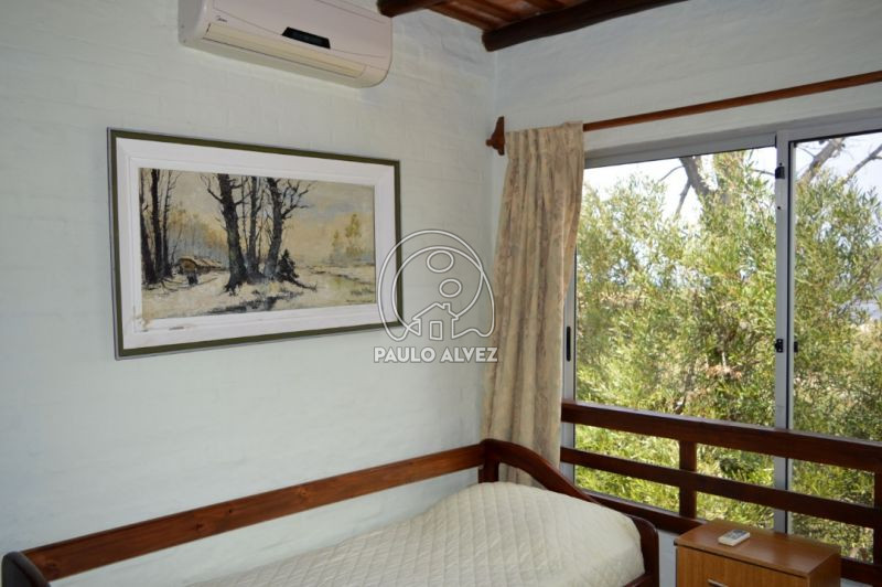 Dormitorio con aire acondicionado