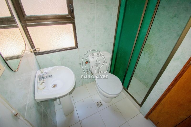 Baño con mampara de vidrio