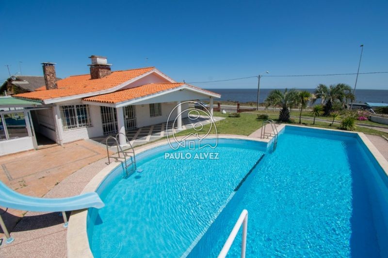 Piscina con vista al mar