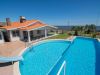 Piscina con vista al mar