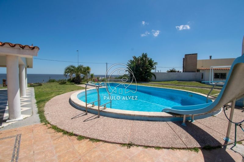 Piscina con vista al mar