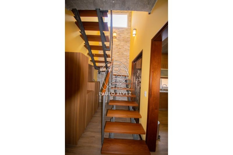 Escalera con acceso