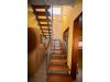 Escalera con acceso