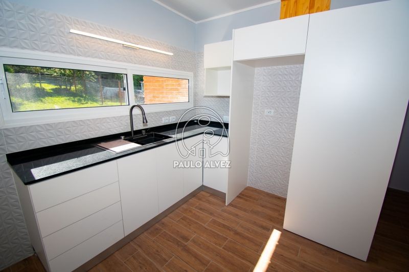 Cocina con muebles 