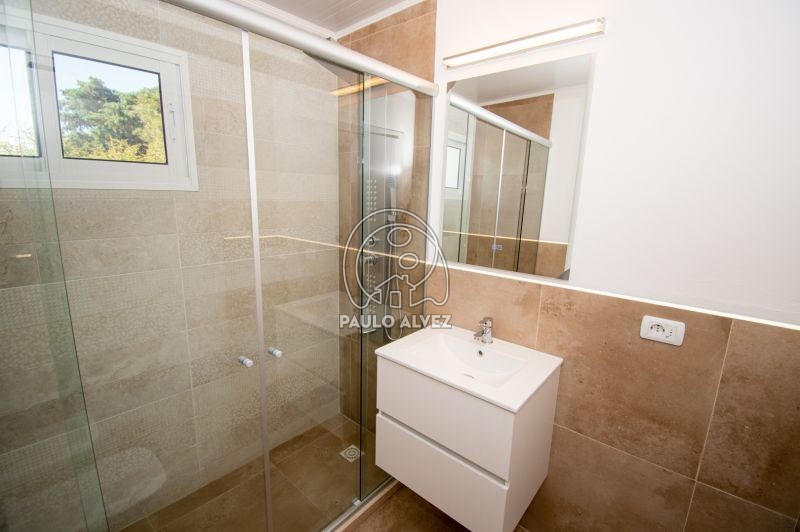 Baño con mampara de vidrio