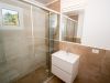 Baño con mampara de vidrio