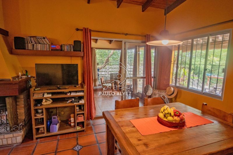 Comedor con estufa a leña