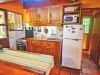 Cocina equipada con muebles bajo-sobre mesada