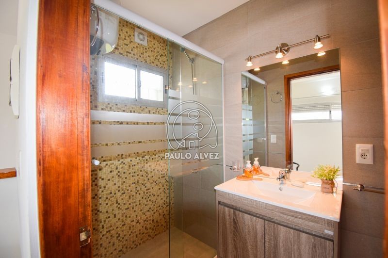 Segundo ba&ntilde;o completo con mampara de vidrio 