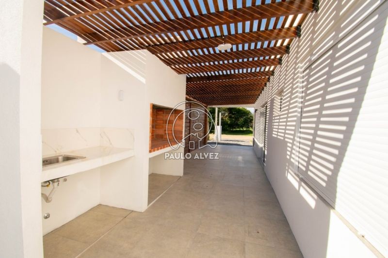 Parrillero y cochera 