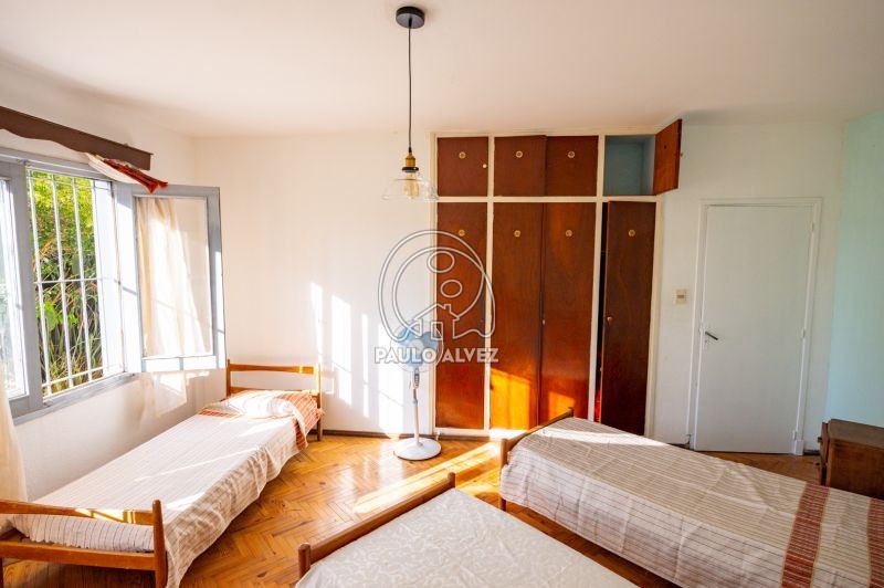 Dormitorio con placares empotrados 