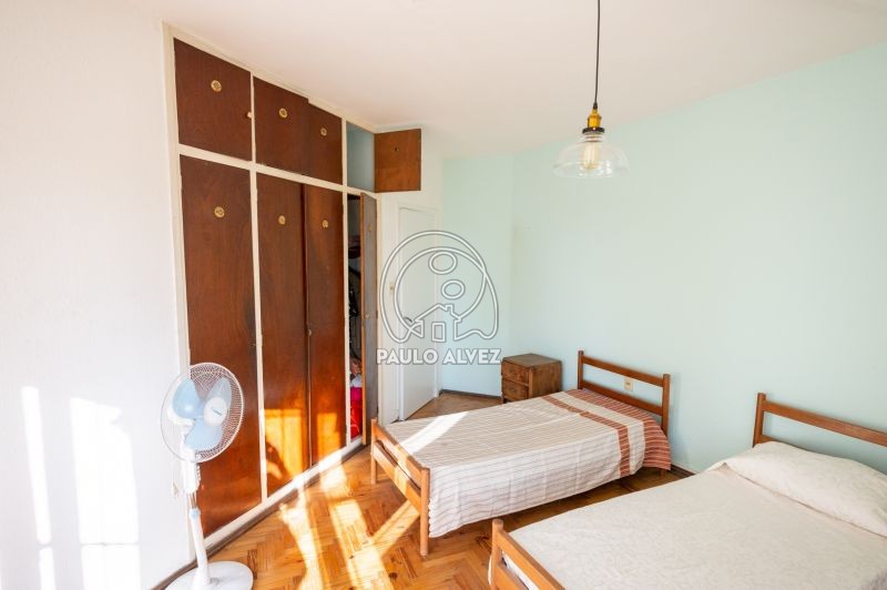 Dormitorio con cinco camas 
