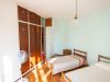 Dormitorio con cinco camas 
