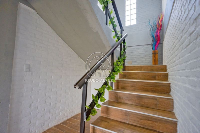 Escalera a planta alta 