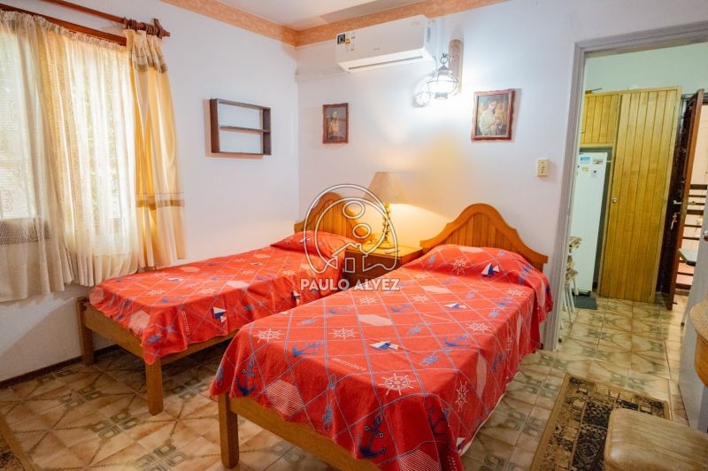 Dormitorio con dos camas 