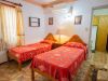 Dormitorio con dos camas 