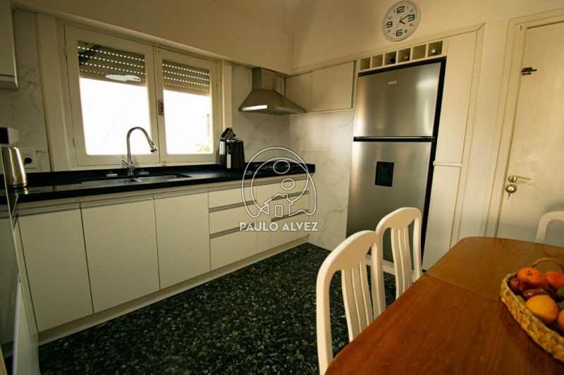 Cocina con muebles alto y bajo mesada