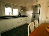 Cocina con muebles alto y bajo mesada