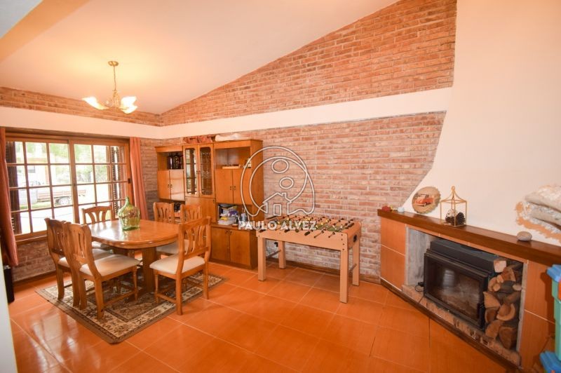 Living-comedor con estufa de alto rendimiento 