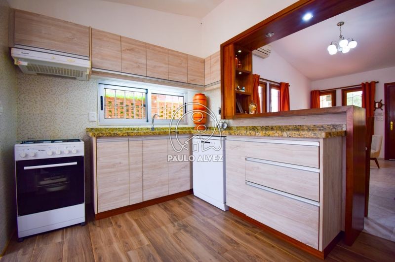 Cocina con muebles bajo y sobre mesada