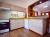 Cocina con muebles bajo y sobre mesada