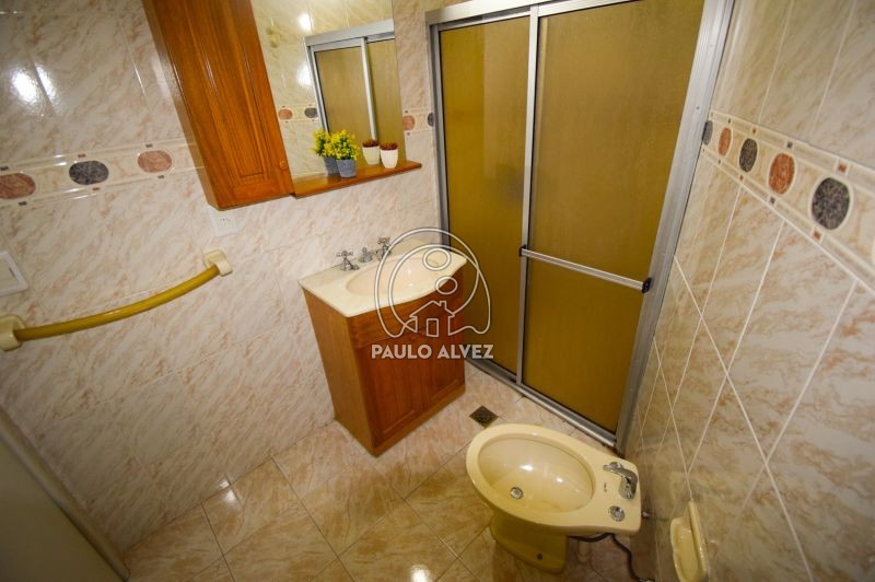 Baño con mampara de vidrio 