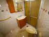 Baño con mampara de vidrio 