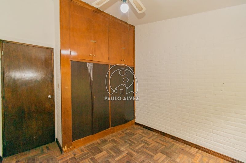 Segundo dormitorio con muebles 