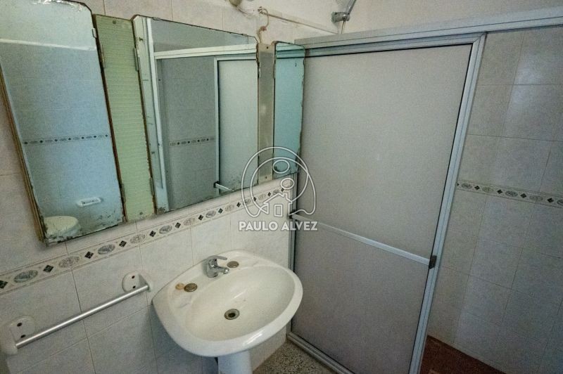 Baño con mampara de vidrio