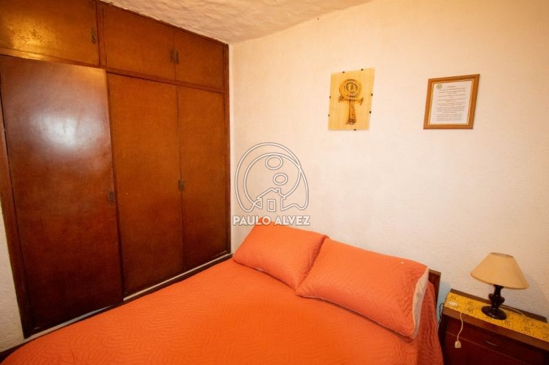 Dormitorio con mueble empotrado