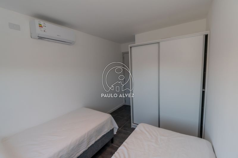 Dormitorio con muebles