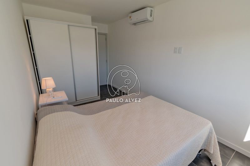 Dormitorio con muebles