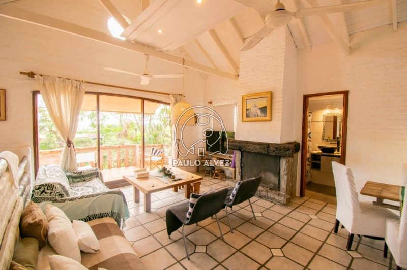 Living con estufa a le&ntilde;a