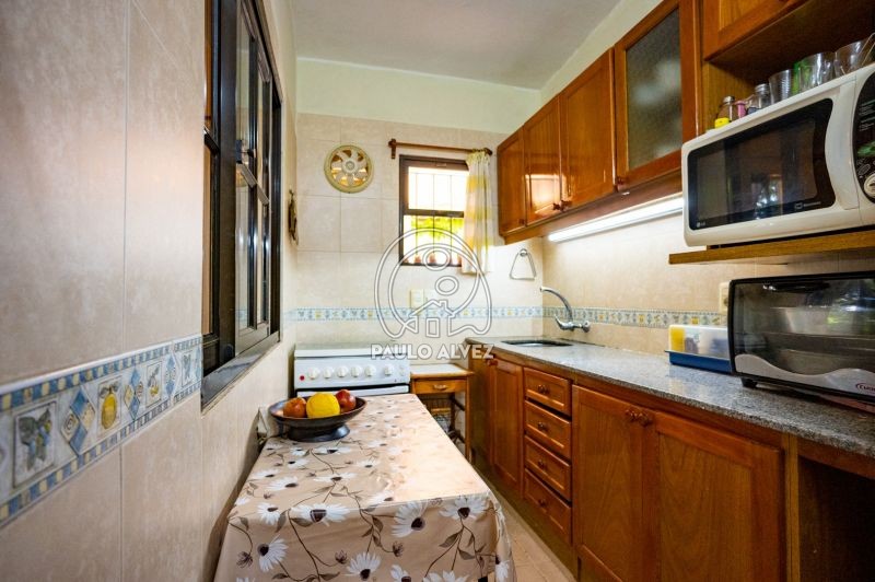 Cocina con mueble bajo mesada